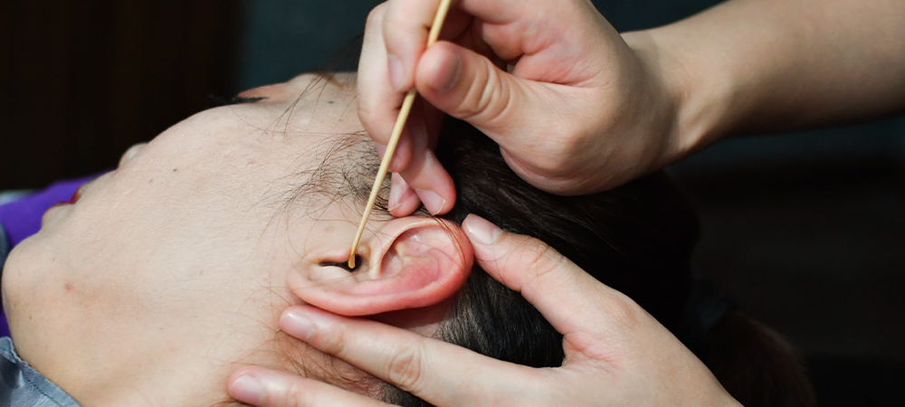 horizontal_ear-scraping